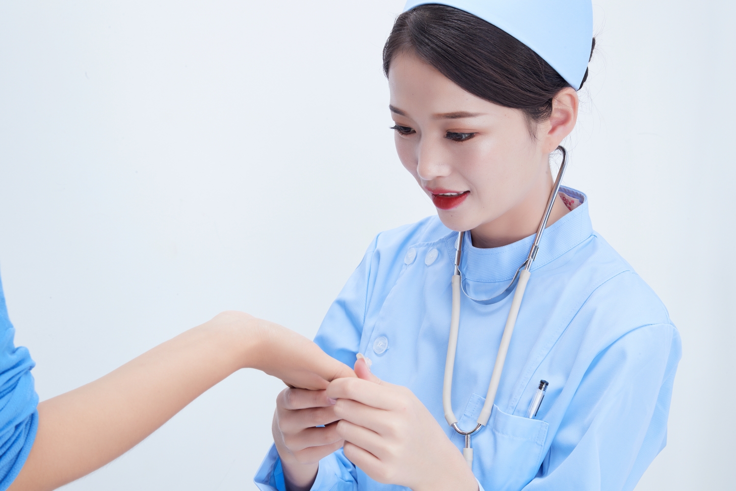 用指甲月牙的数量判断健康，科学吗？医生表示...